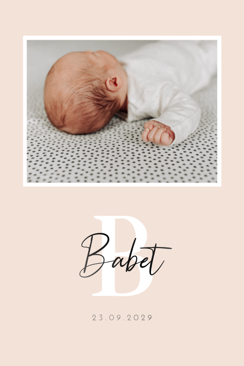Roze geboortekaartje met een foto en initiaal en de naam in zwartfolie