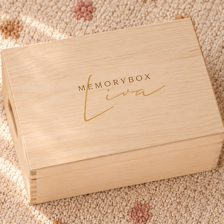 Houten memorybox met naam voor herinneringen aan de geboorte
