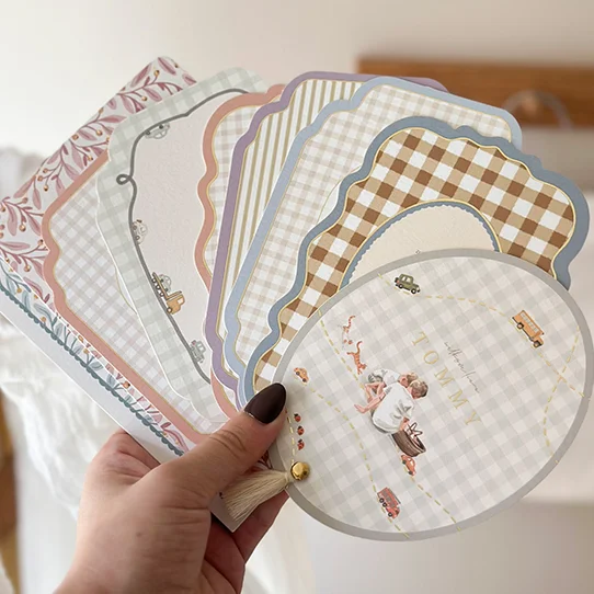 Nieuwe geboortekaartjes met schulprand, ruitjes en aquarel illustratie